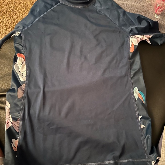 Kanu Surf medium shirt with floral print sides - Picture 1 of 4